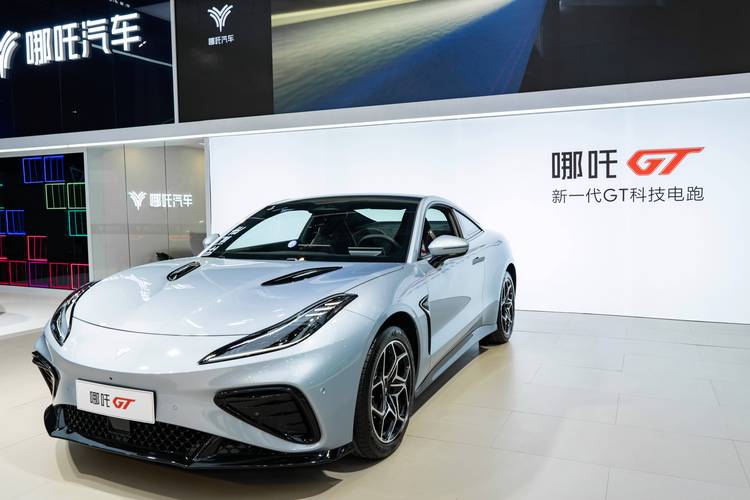 重庆14哪吒汽车在智能汽车领域的表现，领途汽车在新能源汽车市场中的影响力